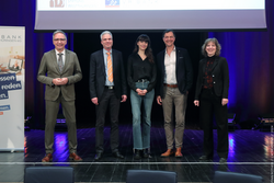 Zum Podium (von links) Daniel Baumbach, Ralf Schomburg, Laura Fleischer, Prof. Dr. Volker Busch, Prof. Dr. Kristin Mitte.JPG